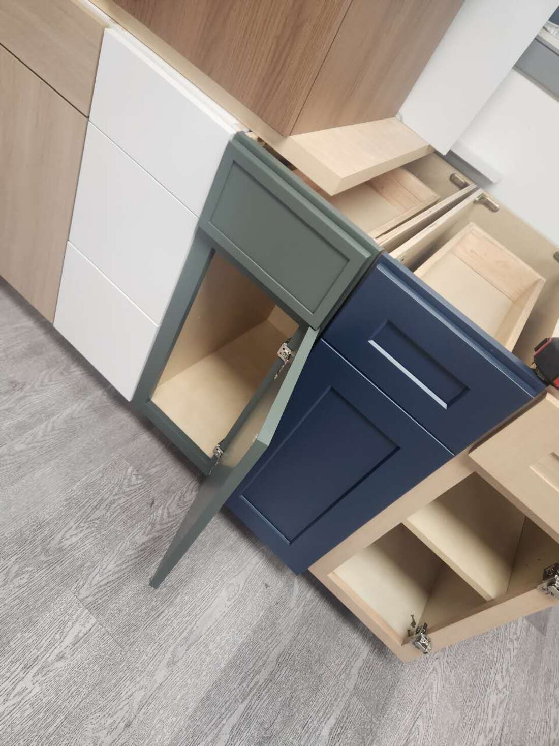 Concealed clip-on hinges on shaker doors